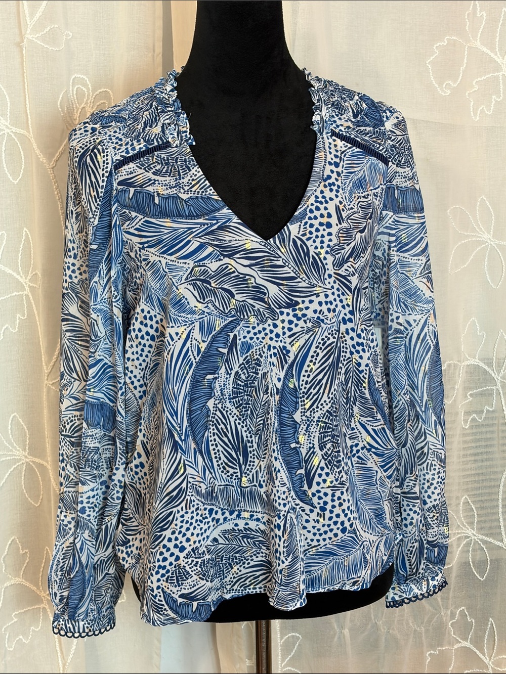 AQUA Blue Leaf-Print V-Neck Long Sleeve Blouse - with gold embellishments XS NWT